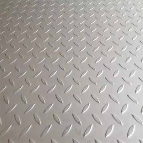 Galvanized vs Plain Steel Chequered Plate: Corrosion Resistance and Outdoor Applications